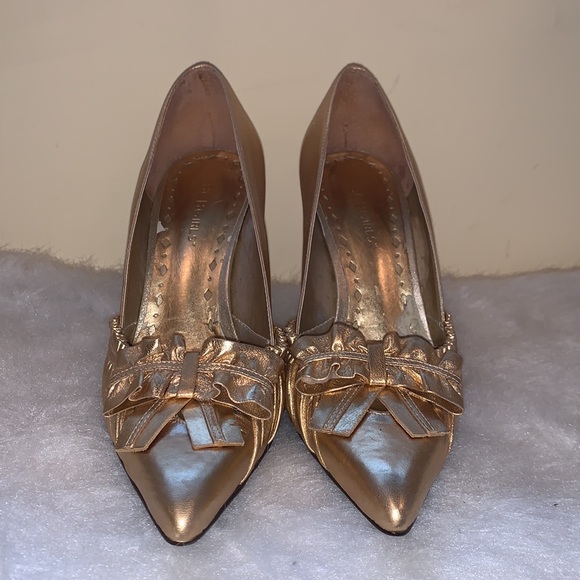 BCBGIRLS Gold Tone Pumps Heels Bow and Ruched Front Pointy Toe Leather - Picture 1 of 10